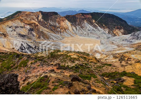 安達太良山・鉄山から見る沼ノ平の火口原 126511665