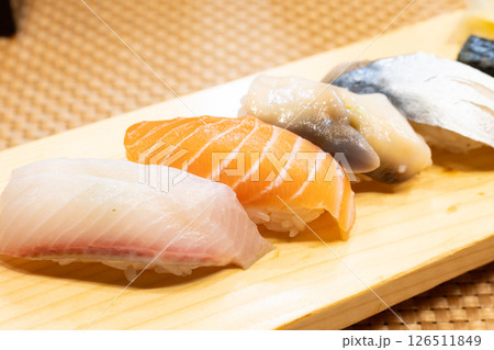 おいしいサーモンなどの握り寿司盛り合わせ おいしいサーモンなどの握り寿司盛り合わせ 126511849