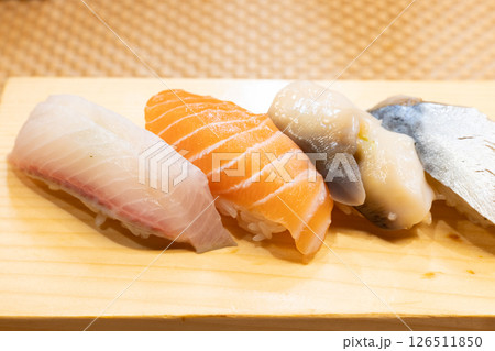 おいしいサーモンなどの握り寿司盛り合わせ 126511850
