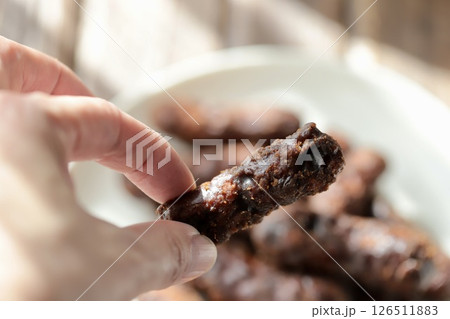 しっかり太めの2度がけ黒糖かりんとうを持つ指 126511883