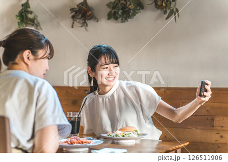 カフェ・レストラン・飲食店でセルフィー・自撮りする若い日本人女性 カフェ・レストラン・飲食店でセルフィー・自撮りする若い日本人女性 126511906