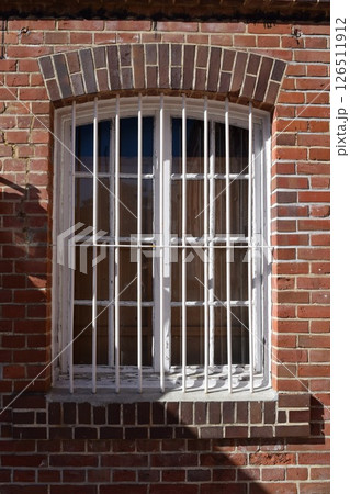 白い窓枠 赤レンガ壁 126511912