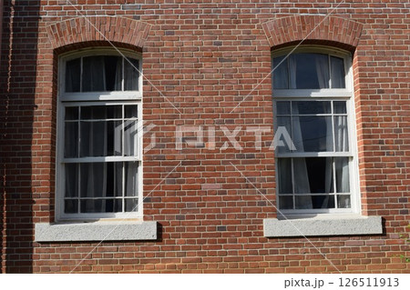白い窓枠 赤レンガ壁 白い窓枠 赤レンガ壁 126511913