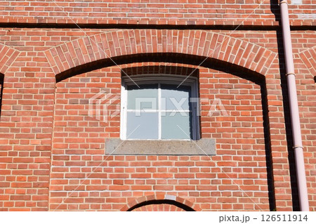 白い窓枠 赤レンガ壁 白い窓枠 赤レンガ壁 126511914