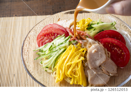 冷やし中華そばにごまだれをかける 126512053