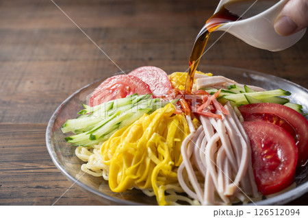 冷やし中華そばに醤油だれをかける 126512094