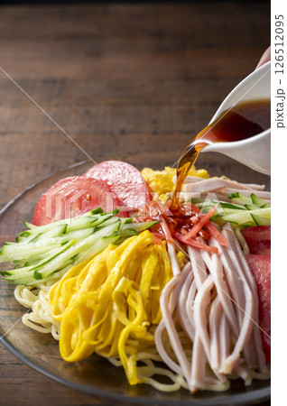 冷やし中華そばに醤油だれをかける 126512095