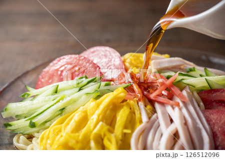 冷やし中華そばに醤油だれをかける 126512096