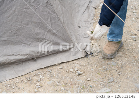 【中津川河川敷でオートキャンプ テントスカート部分のペグを抜き撤収準備】 【中津川河川敷でオートキャンプ テントスカート部分のペグを抜き撤収準備】 126512148