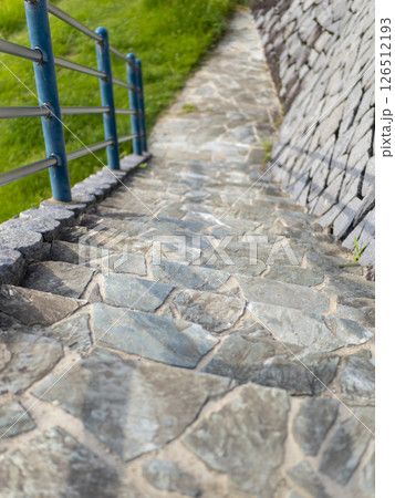 河川敷へと下りる堤防の階段 河川敷へと下りる堤防の階段 126512193