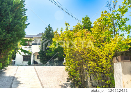 【重要伝統的建造物群保存地区】北野町山本通　初夏の神戸北野教会1　兵庫県神戸市中央区 126512421