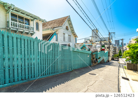 【重要伝統的建造物群保存地区】北野町山本通　初夏の朝の坂道とプラトン装飾美術館　兵庫県神戸市中央区 126512423