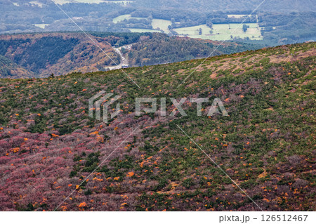安達太良山・鉄山から見る紅葉の山肌と奥岳温泉登山口 126512467