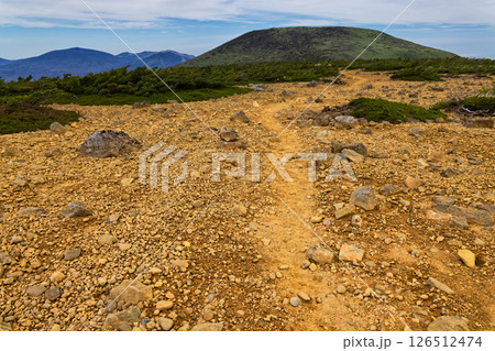 鉄山の登山道と箕輪山・吾妻連峰の眺め 126512474