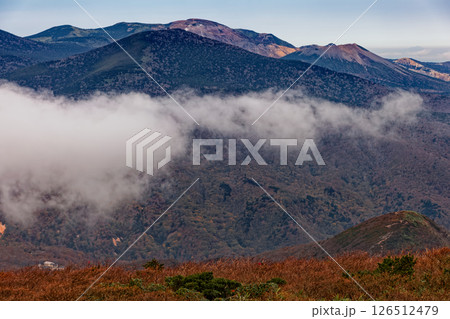 秋色の安達太良山・箕輪山から見る雲湧く吾妻連峰 126512479