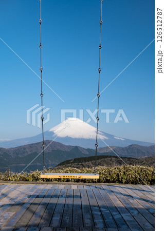 神奈川県にある箱根大観山展望台の富士山を眺める箱根のぶらんこ 126512787