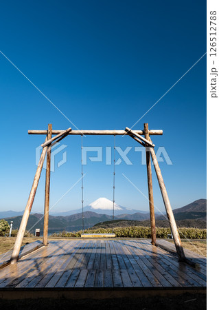 神奈川県にある箱根大観山展望台の富士山を眺める箱根のぶらんこ 126512788
