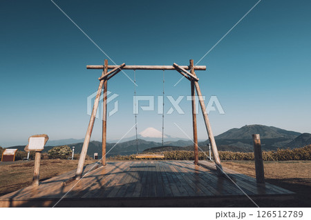 神奈川県にある箱根大観山展望台の富士山を眺める箱根のぶらんこ 126512789