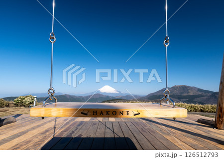 神奈川県にある箱根大観山展望台の富士山を眺める箱根のぶらんこ 126512793
