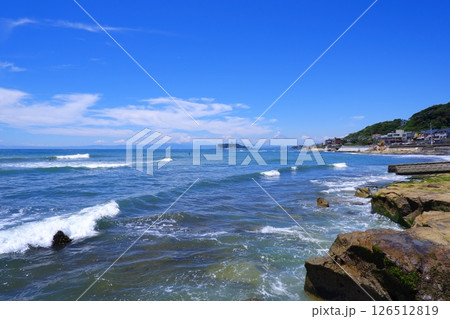 サーファーが波と戯れる夏真っ盛りの湘南・鎌倉の海と、美しい江ノ島の風景で、夏休みのイメージ 126512819