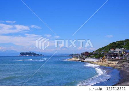 サーファーが波と戯れる夏真っ盛りの湘南・鎌倉の海と、美しい江ノ島の風景で、夏休みのイメージ 126512821