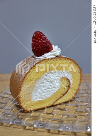 東京の洋菓子店で購入した苺のロールケーキ 126512837