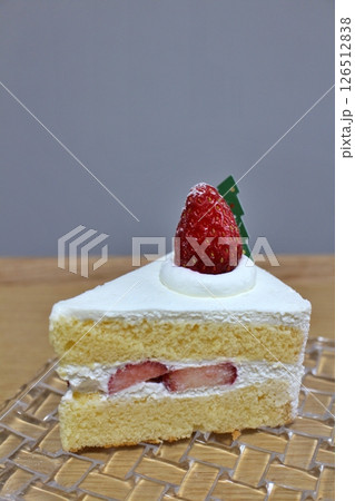 東京の洋菓子店で購入した苺のクリスマスショートケーキ 126512838