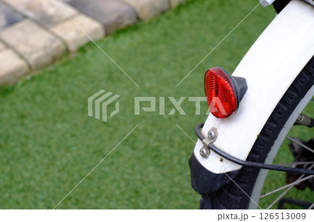 自転車の泥除けについた反射板 自転車の泥除けについた反射板 126513009