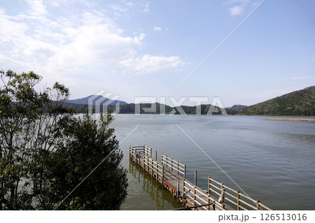 三方湖の桟橋と湖畔の風景 三方湖の桟橋と湖畔の風景 126513016
