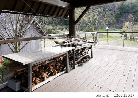 三方湖畔の観察棟にある薪と作業台 126513017