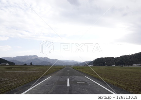 田園地帯を走る一本道(広域農道) 田園地帯を走る一本道(広域農道) 126513019