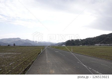 田園地帯を走る一本道(広域農道) 田園地帯を走る一本道(広域農道) 126513021