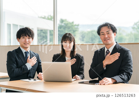 会議室でミーティングする男女のビジネスマン（信頼,安心,真心,自信） 126513263