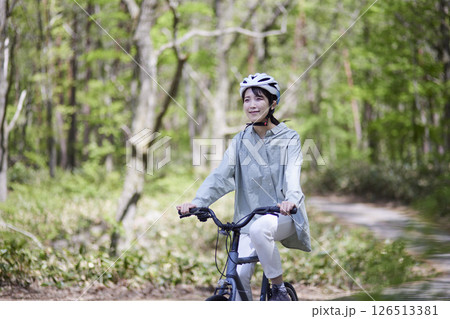 自然の中でサイクリングを楽しむ日本人の女性 自然の中でサイクリングを楽しむ日本人の女性 126513381