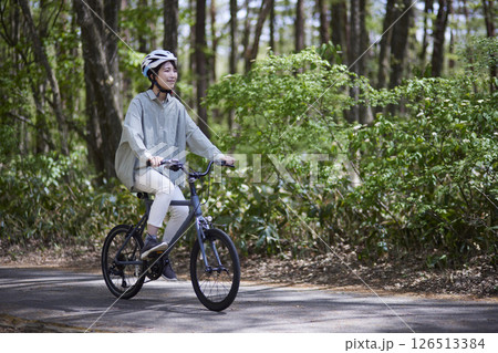 自然の中でサイクリングを楽しむ日本人の女性 自然の中でサイクリングを楽しむ日本人の女性 126513384
