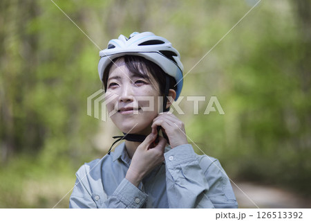 自然の中でサイクリングを楽しむ日本人女性 126513392