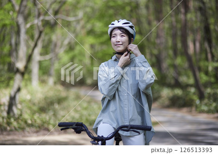自然の中でサイクリングを楽しむ日本人女性 自然の中でサイクリングを楽しむ日本人女性 126513393