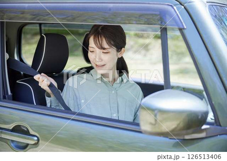 シートベルトをかける日本人女性 126513406