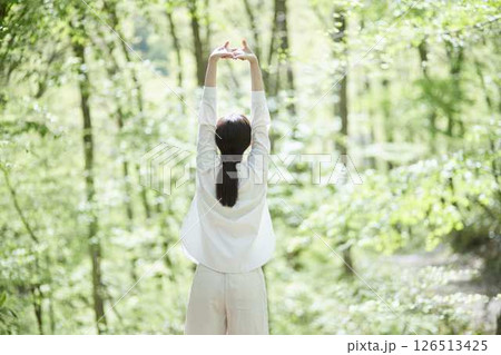 自然の中で森林浴を楽しむ日本人女性 126513425