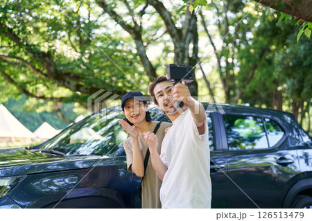 カメラで自撮りをする男女 126513479