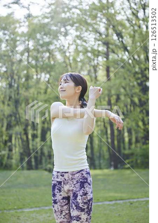 自然の中でヨガを楽しむ日本人女性 126513502