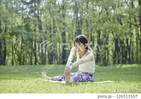 自然の中でヨガを楽しむ日本人女性 自然の中でヨガを楽しむ日本人女性 126513507