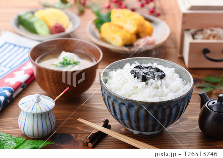 炊きたてご飯と海苔の佃煮　和朝食イメージ 126513746