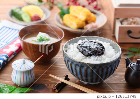 炊きたてご飯と海苔の佃煮　和朝食イメージ 126513749