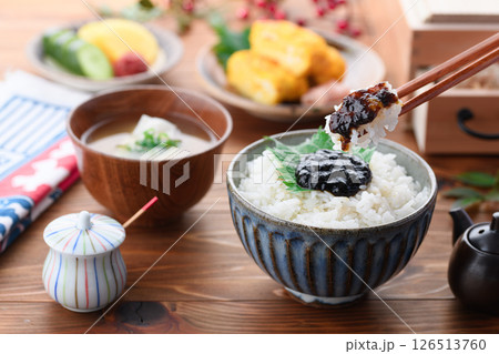 炊きたてご飯と海苔の佃煮　和朝食イメージ 126513760
