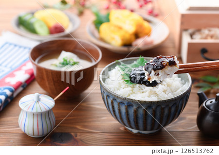 炊きたてご飯と海苔の佃煮　和朝食イメージ 126513762
