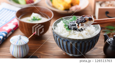 炊きたてご飯と海苔の佃煮　和朝食イメージ 126513763