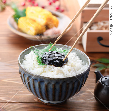 炊きたてご飯と海苔の佃煮　和朝食イメージ 126513775