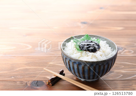 炊きたてご飯と海苔の佃煮　和朝食イメージ 126513780