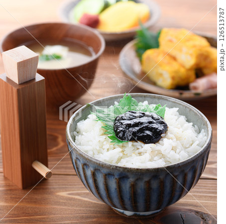 炊きたてご飯と海苔の佃煮　和朝食イメージ 126513787